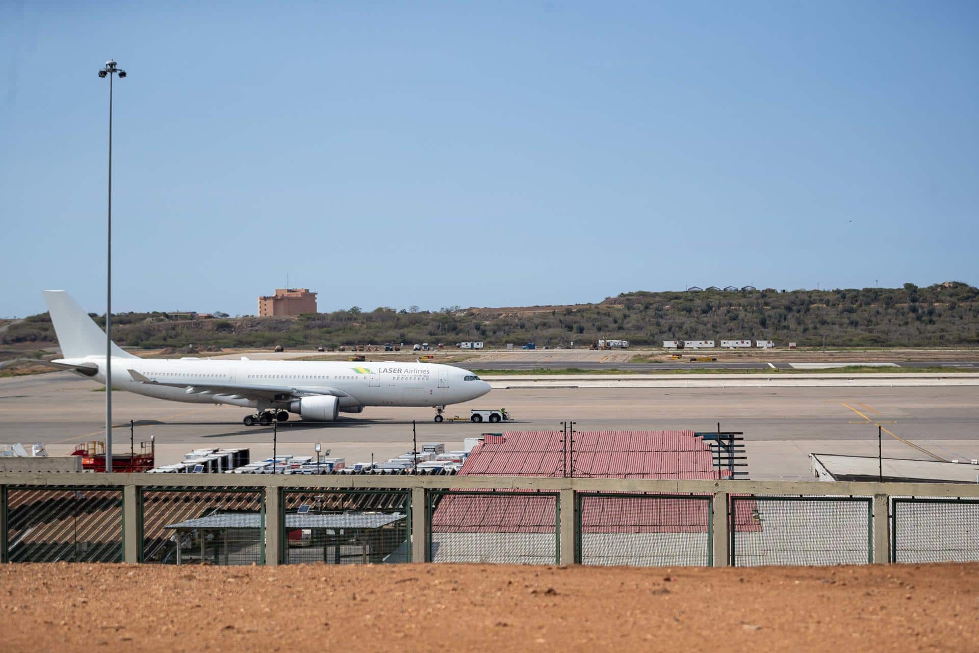 Fotografía de archivo de un avión de la aerolínea Laser en el Aeropuerto Internacional de Maiquetía Simón Bolívar en La Guaira (Venezuela). EFE/ Ronald Peña