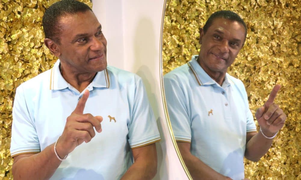 Fotografía del 21 de octubre de 2025 del salsero dominicano José Alberto 'El Canario' posando durante una entrevista con EFE en San Juan (Puerto Rico). EFE/ Jorge Muñiz