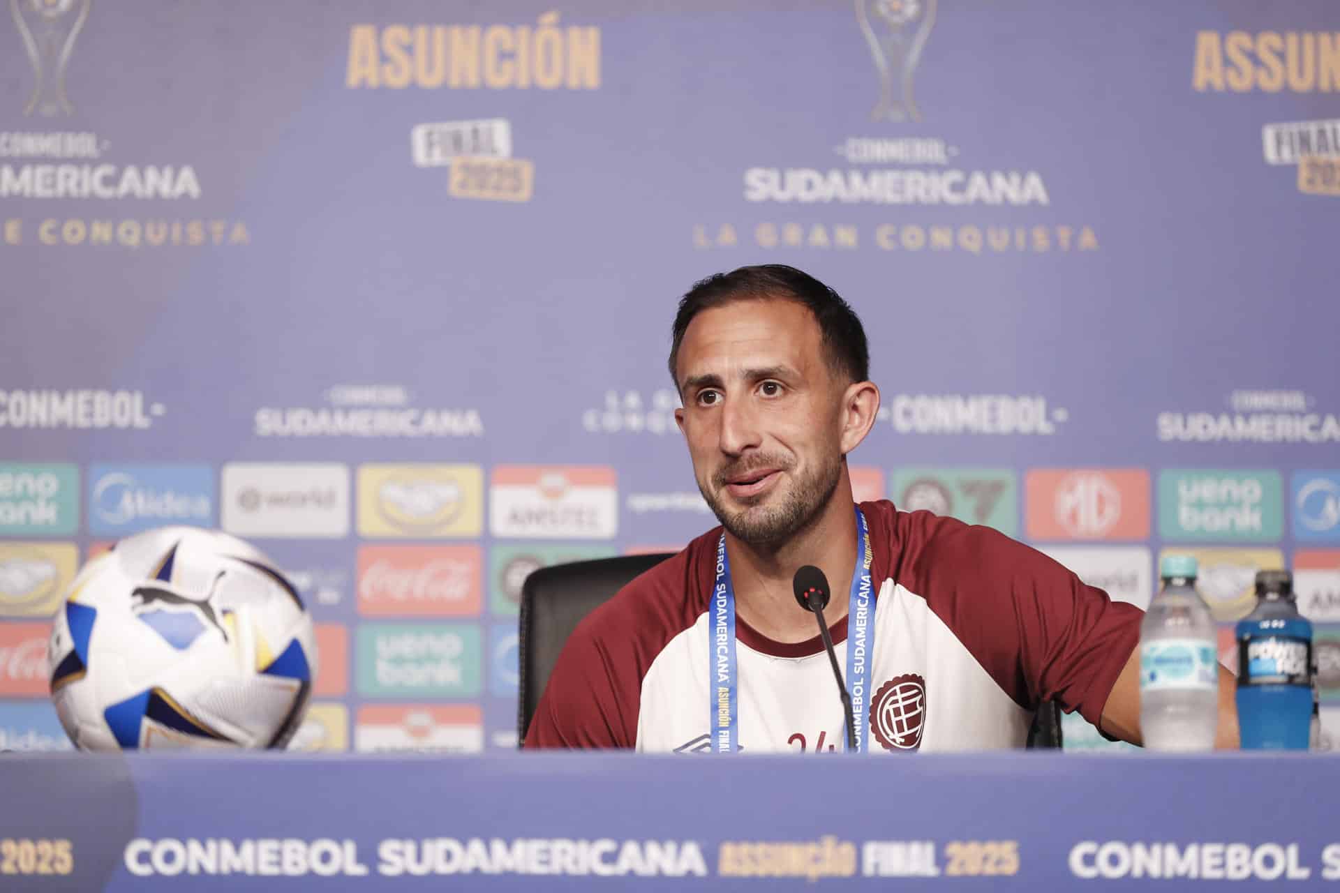 El jugador argentino de Lanús Carlos Izquierdoz, durante una rueda de prensa en Asunción (Paraguay). EFE/Juan Pablo Pino