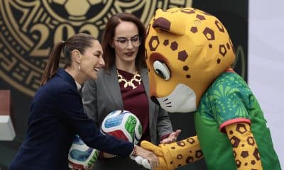La presidenta de México Claudia Sheibaum (i) saluda al jaguar Zayu (d), mascota de México para la Copa Mundial de la FIFA 2026 durante una rueda de prensa este lunes, en el Complejo Cultural Los Pinos de la Ciudad de México (México). EFE/José Méndez