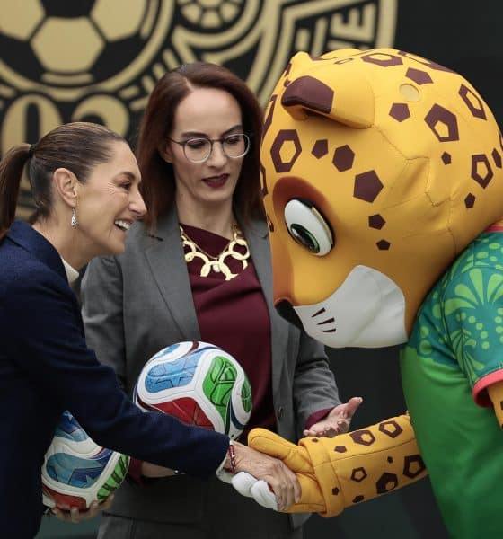 La presidenta de México Claudia Sheibaum (i) saluda al jaguar Zayu (d), mascota de México para la Copa Mundial de la FIFA 2026 durante una rueda de prensa este lunes, en el Complejo Cultural Los Pinos de la Ciudad de México (México). EFE/José Méndez