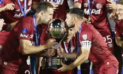 Carlos Izquierdoz (i) y Lautaro Acosta, de Lanús, celebran con el trofeo al ganar la Copa Sudamericana ante Atlético Mineiro en el estadio Defensores del Chaco en Asunción (Paraguay). EFE/Mauricio Dueñas Castañeda