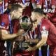 Carlos Izquierdoz (i) y Lautaro Acosta, de Lanús, celebran con el trofeo al ganar la Copa Sudamericana ante Atlético Mineiro en el estadio Defensores del Chaco en Asunción (Paraguay). EFE/Mauricio Dueñas Castañeda