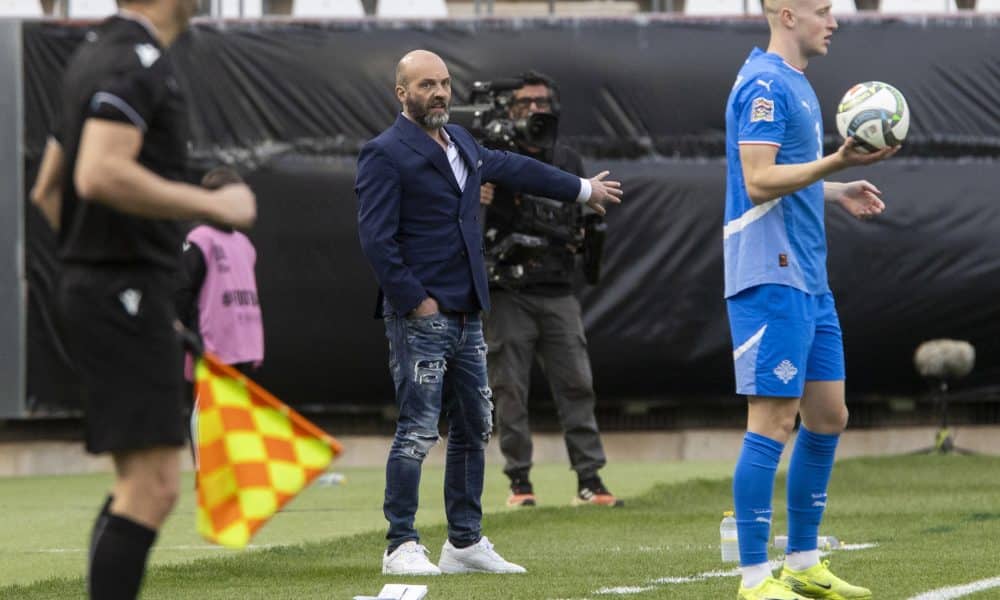 Fotografía de Marcial Guillén, en la que puede verse en una imagen de archivo del 23 de marzo de 2025 al seleccionador de Islandia, Arnar Gunnlaugsson (c), durante un partido. EFE