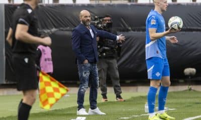 Fotografía de Marcial Guillén, en la que puede verse en una imagen de archivo del 23 de marzo de 2025 al seleccionador de Islandia, Arnar Gunnlaugsson (c), durante un partido. EFE