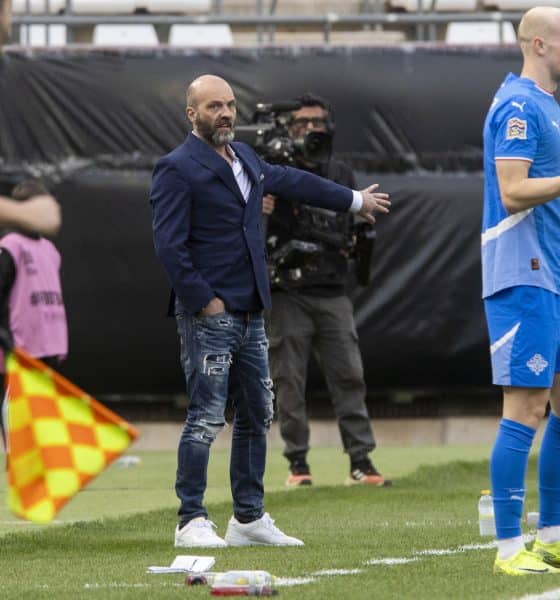 Fotografía de Marcial Guillén, en la que puede verse en una imagen de archivo del 23 de marzo de 2025 al seleccionador de Islandia, Arnar Gunnlaugsson (c), durante un partido. EFE