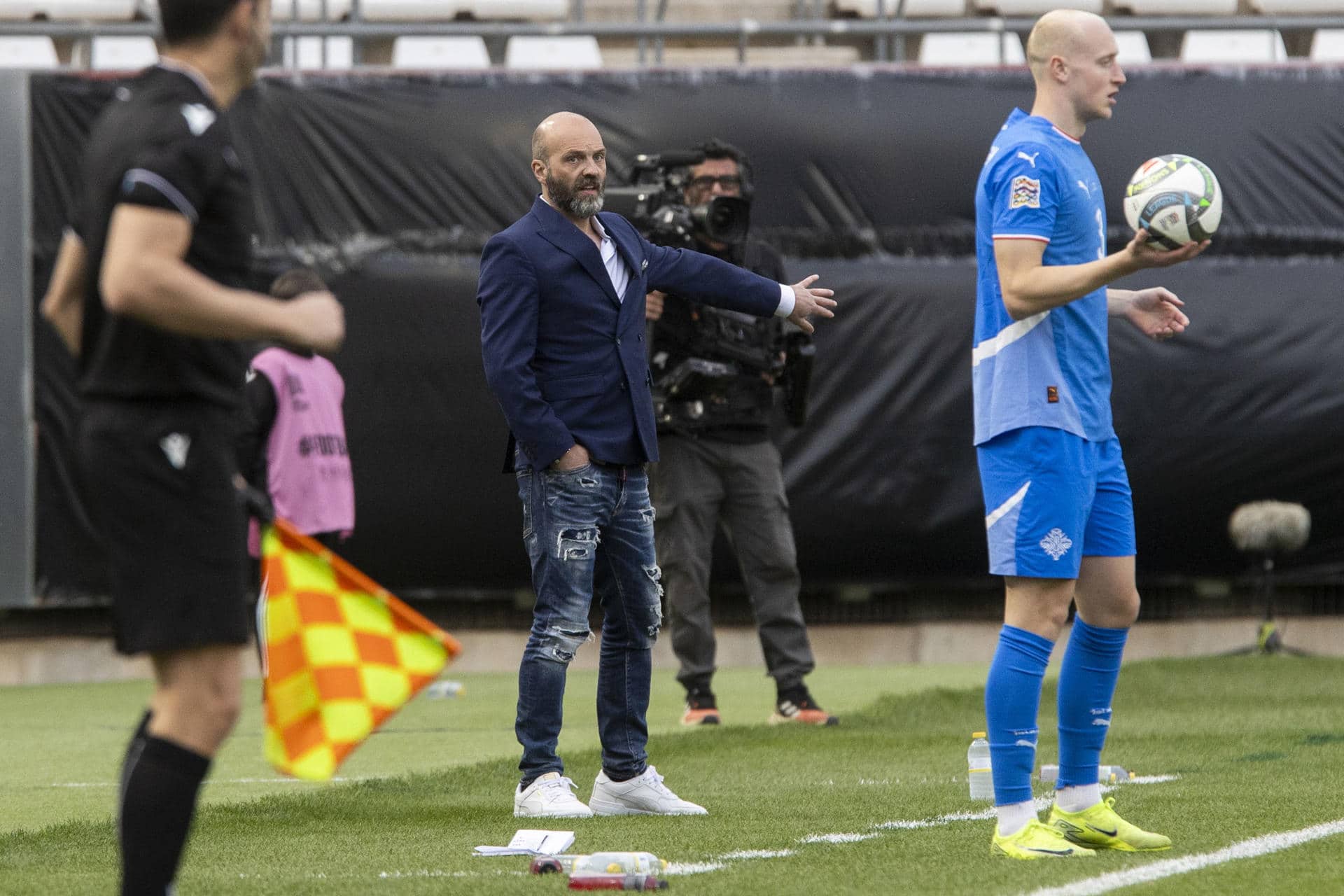 Fotografía de Marcial Guillén, en la que puede verse en una imagen de archivo del 23 de marzo de 2025 al seleccionador de Islandia, Arnar Gunnlaugsson (c), durante un partido. EFE