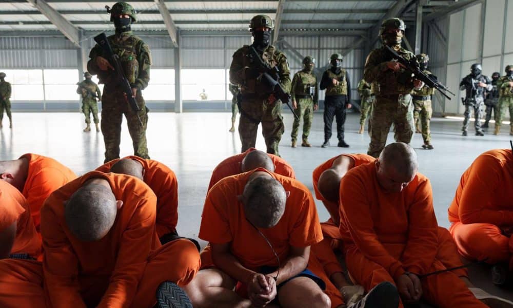 AME7778. GUAYAQUIL (ECUADOR), 10/11/2025.- Fotografía tomada de la cuenta en X @DanielNoboaOk del presidente de Ecuador, Daniel Noboa, de presos durante su traslado a una prisión. Noboa aseguró que 300 de los presos "más peligrosos" del país fueron trasladados a la nueva prisión de máxima seguridad un día después de que 31 prisioneros fueran asesinados en la cárcel de la ciudad de Machala, fronteriza con Perú. EFE/ @DanielNoboaOk /SOLO USO EDITORIAL/ SOLO DISPONIBLE PARA ILUSTRAR LA NOTICIA QUE ACOMPAÑA (CRÉDITO OBLIGATORIO)