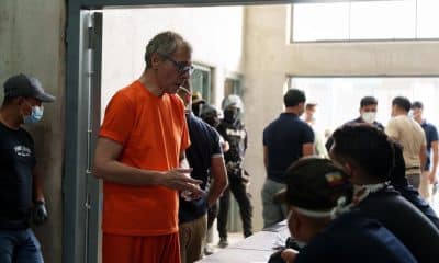 Fotografía tomada de la cuenta en X del presidente de Ecuador, Daniel Noboa, del exvicepresidente de Ecuador Jorge Glas Espinel (i) a su llegada este lunes, a la cárcel  del Encuentro, en Santa Elena (Ecuador). EFE/ @DanielNoboaok