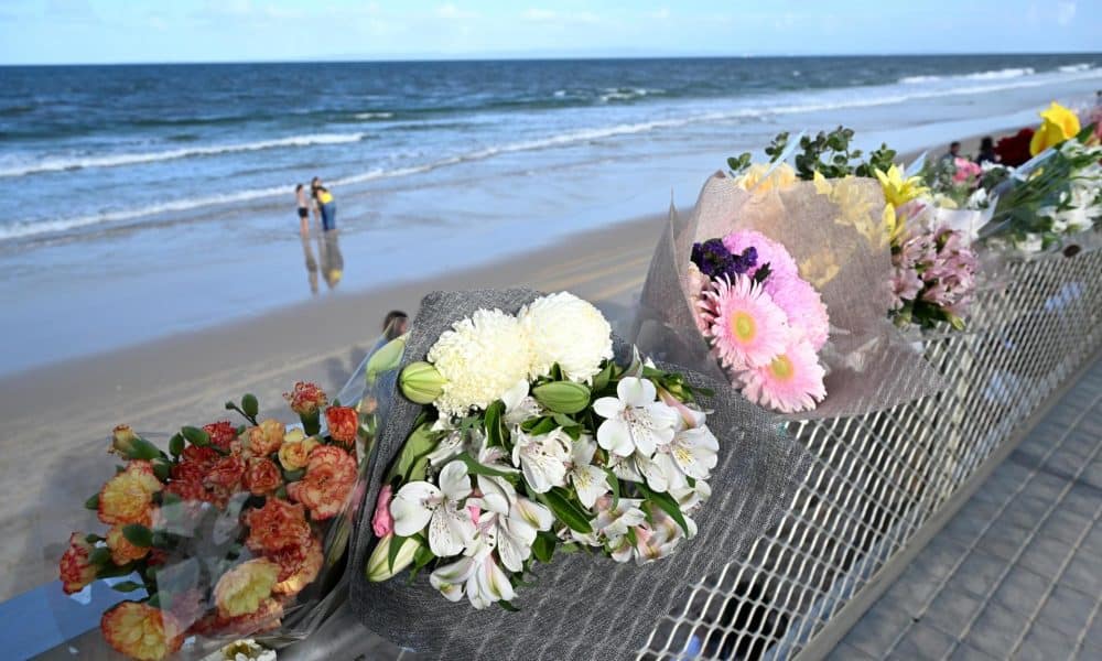 Fotografía de archivo tomada en la isla australiana de Bribie el 4 de febrero de 2025 durante una vigilia en memoria de Charlize Zmuda, de 17 años, que murió tras ser atacada por un de tiburón el 3 de febrero. EFE/EPA/DARREN ENGLAND AUSTRALIA AND NEW ZEALAND OUT