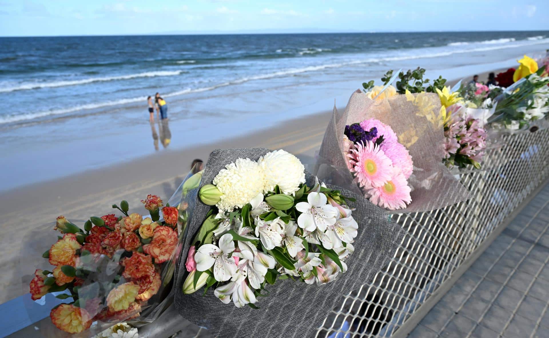 Fotografía de archivo tomada en la isla australiana de Bribie el 4 de febrero de 2025 durante una vigilia en memoria de Charlize Zmuda, de 17 años, que murió tras ser atacada por un de tiburón el 3 de febrero. EFE/EPA/DARREN ENGLAND AUSTRALIA AND NEW ZEALAND OUT