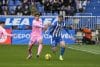 El delantero del Deportivo Alavés, Toni Martínez (d) lucha por el balón con el defensa Marcos Alonso (i) del Celta de Vigo durante el partido de LaLiga este sábado en estadio de Mendizorrotza de Vitoria. EFE/ Adrián Ruiz Hierro