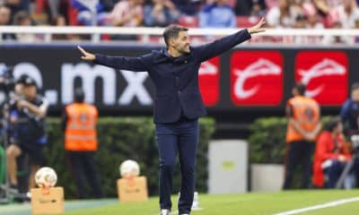 El entrenador Nicolás Larcamón, del Cruz Azul, da indicaciones este jueves en un partido de cuartos final de la Liga MX ante el Guadalajara en el Estadio Akron. EFE/ Francisco Guasco
