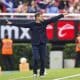 El entrenador Nicolás Larcamón, del Cruz Azul, da indicaciones este jueves en un partido de cuartos final de la Liga MX ante el Guadalajara en el Estadio Akron. EFE/ Francisco Guasco