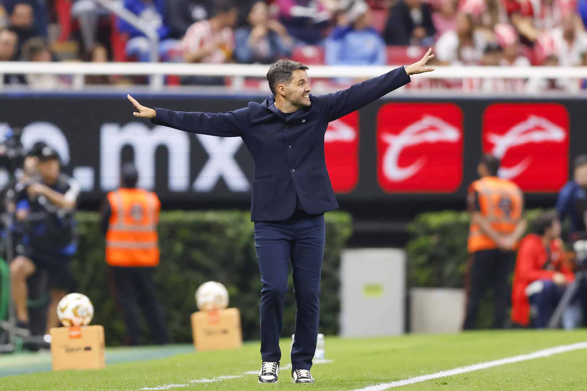 El entrenador Nicolás Larcamón, del Cruz Azul, da indicaciones este jueves en un partido de cuartos final de la Liga MX ante el Guadalajara en el Estadio Akron. EFE/ Francisco Guasco