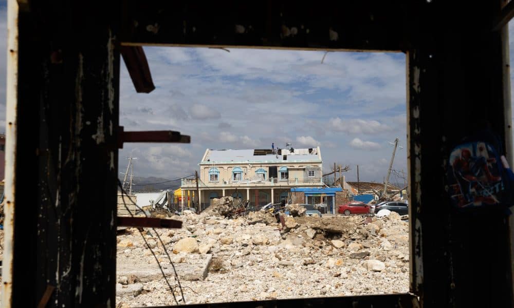 Fotografía que muestra casas destruidas por el huracán Melissa en Black River (Jamaica). EFE/Orlando Barría