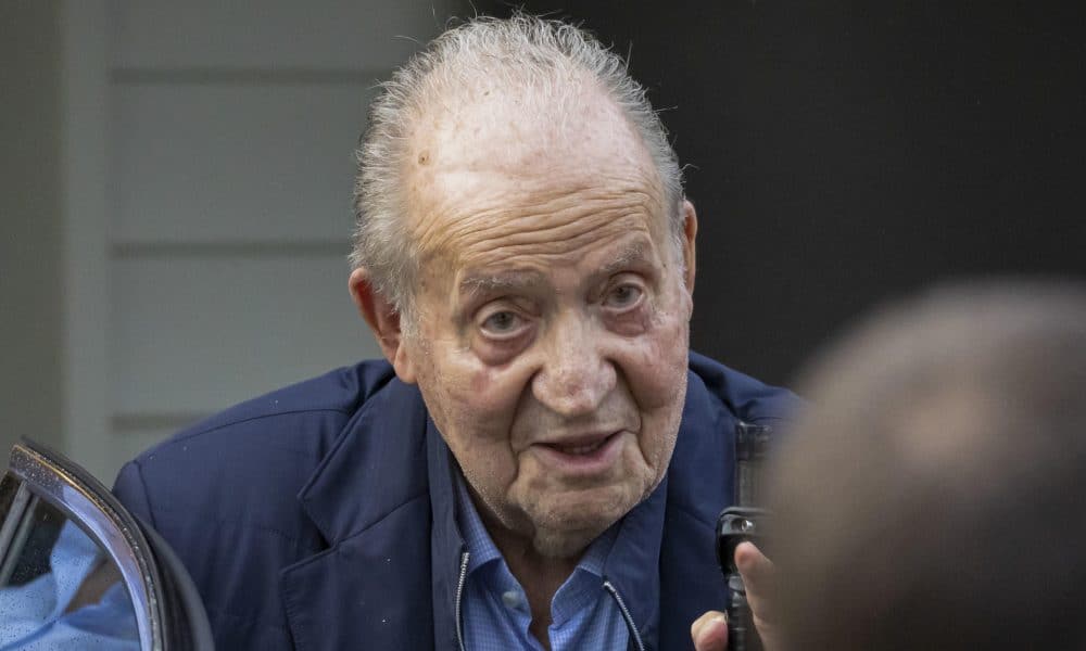 El rey emérito Juan Carlos I a su salida de un restaurante cerca de la casa de su amigo Pedro Campos, este miércoles en O Grove. El padre del rey Felipe VI tiene previsto competir con el Bribón este fin de semana en el "Desafío Barceló" en la ría de Pontevedra.- EFE/Lavandeira jr