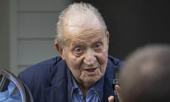 El rey emérito Juan Carlos I a su salida de un restaurante cerca de la casa de su amigo Pedro Campos, este miércoles en O Grove. El padre del rey Felipe VI tiene previsto competir con el Bribón este fin de semana en el "Desafío Barceló" en la ría de Pontevedra.- EFE/Lavandeira jr