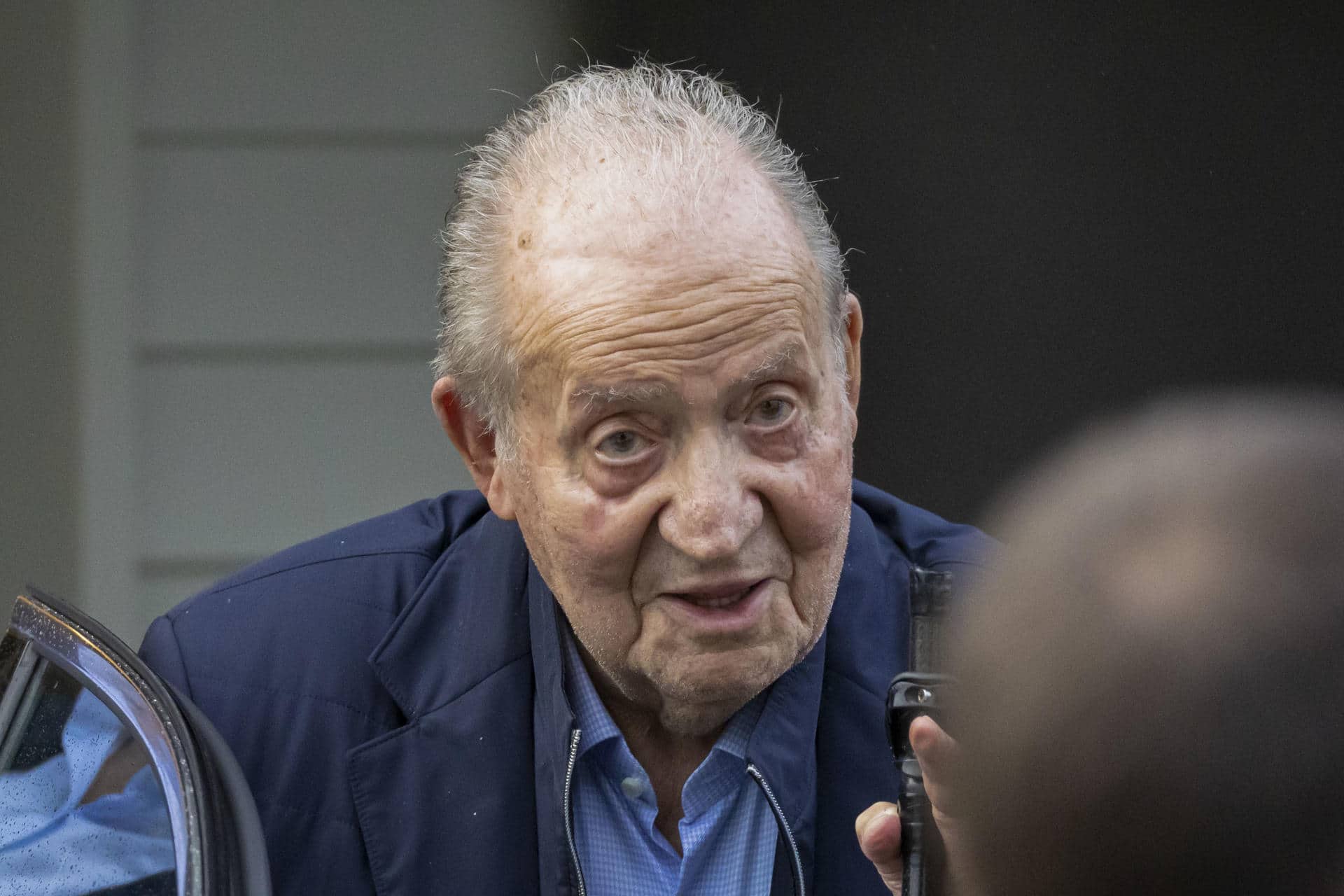 El rey emérito Juan Carlos I a su salida de un restaurante cerca de la casa de su amigo Pedro Campos, este miércoles en O Grove. El padre del rey Felipe VI tiene previsto competir con el Bribón este fin de semana en el "Desafío Barceló" en la ría de Pontevedra.- EFE/Lavandeira jr