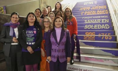 Fotografía cedida por el Gobierno de la Ciudad de México de su jefa, Clara Brugada (abajo-d), posando durante un acto este lunes, en Ciudad de México (México). EFE/Gobierno de la Ciudad de México/SOLO USO EDITORIAL/NO VENTAS/SOLO DISPONIBLE PARA ILUSTRAR LA NOTICIA QUE ACOMPAÑA (CRÉDITO OBLIGATORIO)