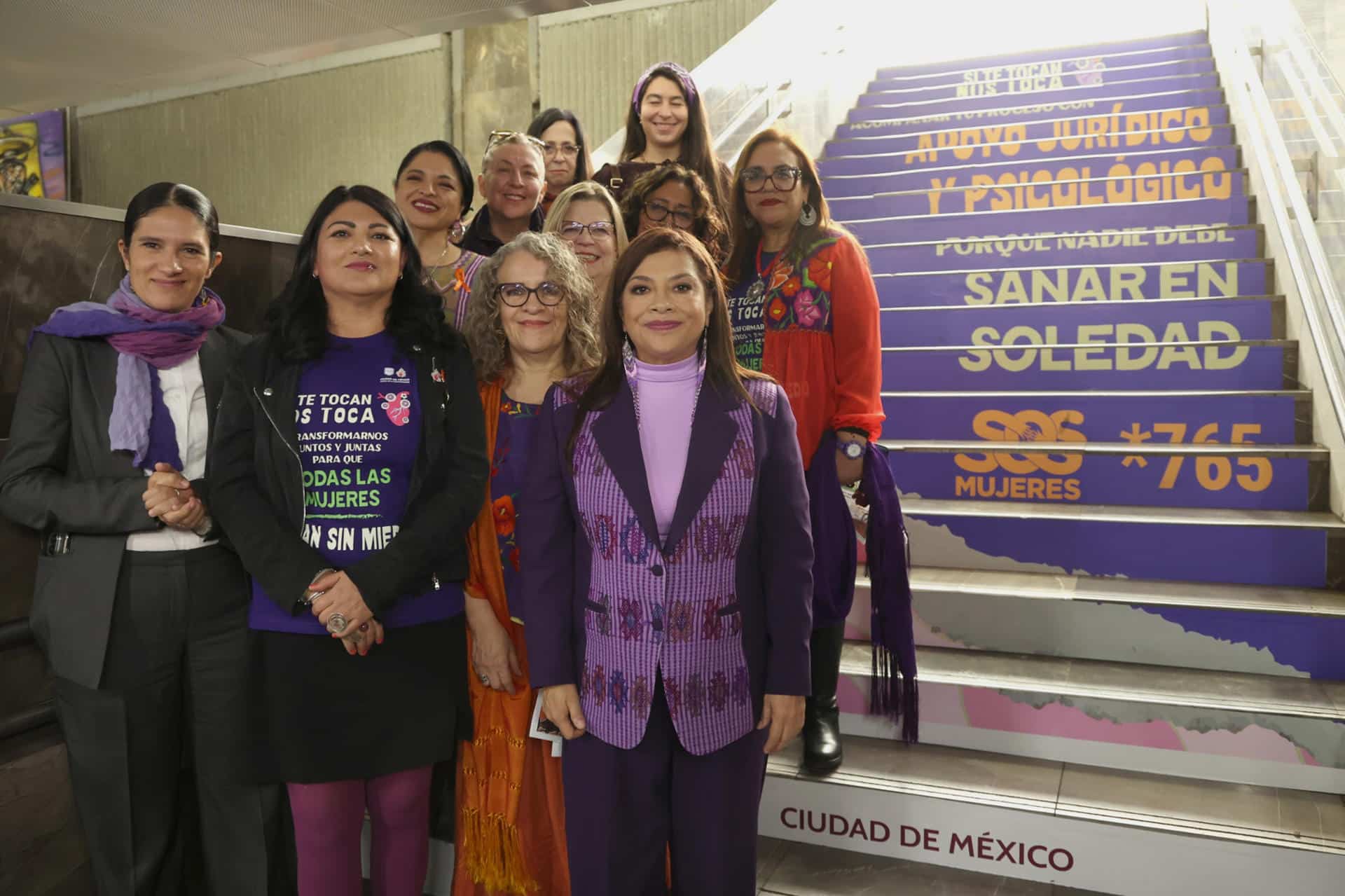 Fotografía cedida por el Gobierno de la Ciudad de México de su jefa, Clara Brugada (abajo-d), posando durante un acto este lunes, en Ciudad de México (México). EFE/Gobierno de la Ciudad de México/SOLO USO EDITORIAL/NO VENTAS/SOLO DISPONIBLE PARA ILUSTRAR LA NOTICIA QUE ACOMPAÑA (CRÉDITO OBLIGATORIO)