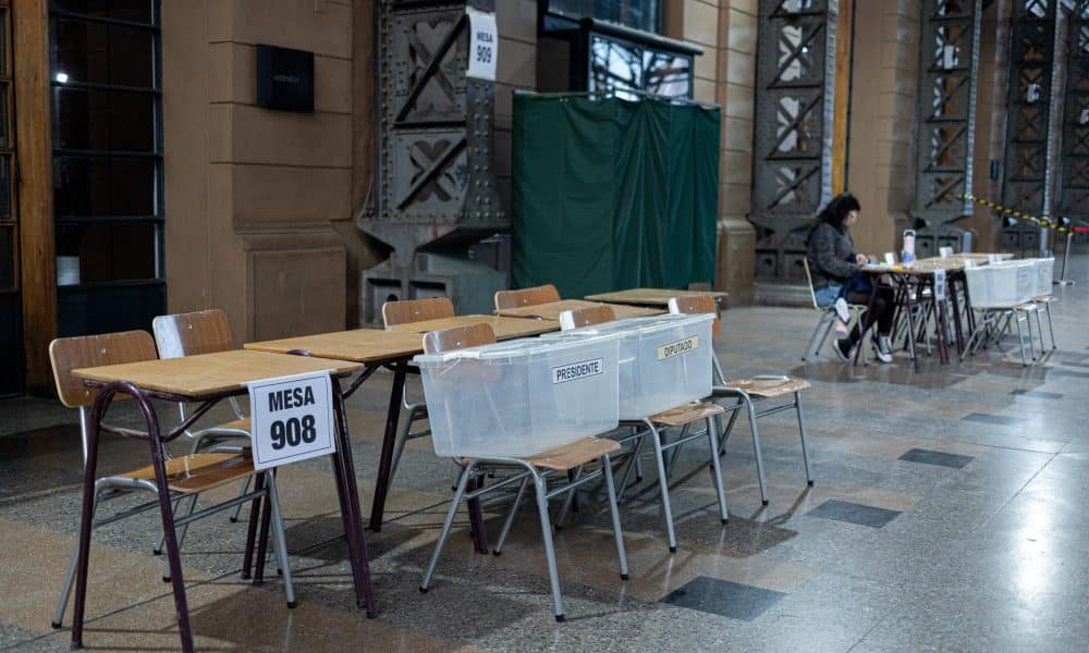 AME9533. SANTIAGO (CHILE), 16/11/2025.- Una persona espera en un centro votación el inicio de la jornada electoral este domingo, en Santiago (Chile). EFE/ Ailen Díaz