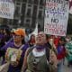 Una mujer grita consignas, durante una marcha como parte del Día Internacional de Eliminación de la Violencia contra la Mujer este martes, en Ciudad de México (México). EFE/ Isaac Esquivel