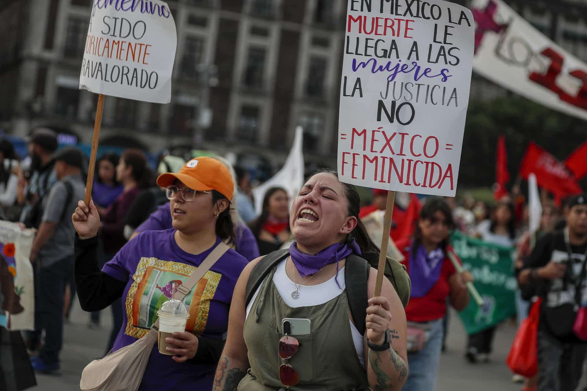 Una mujer grita consignas, durante una marcha como parte del Día Internacional de Eliminación de la Violencia contra la Mujer este martes, en Ciudad de México (México). EFE/ Isaac Esquivel