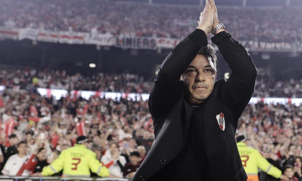 Fotografía de archivo del entrenador Marcelo Gallardo en un reciente partido donde recibió la ovación de los hinchas de River Plate. EFE/ Juan Ignacio Roncoroni