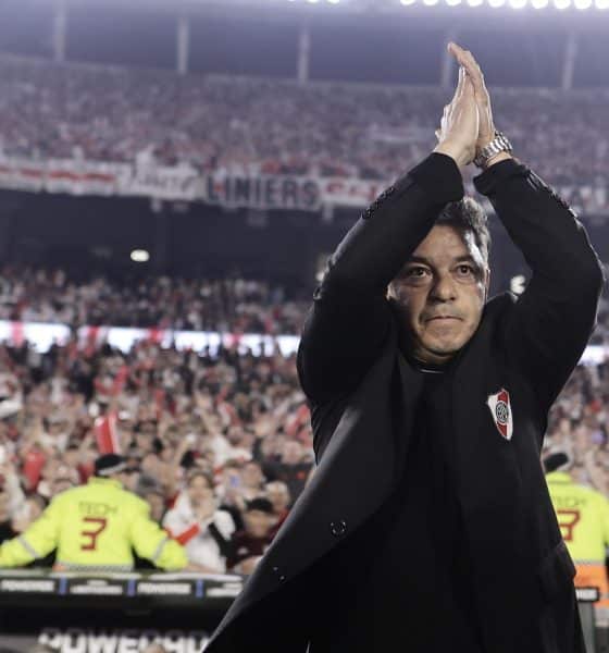 Fotografía de archivo del entrenador Marcelo Gallardo en un reciente partido donde recibió la ovación de los hinchas de River Plate. EFE/ Juan Ignacio Roncoroni