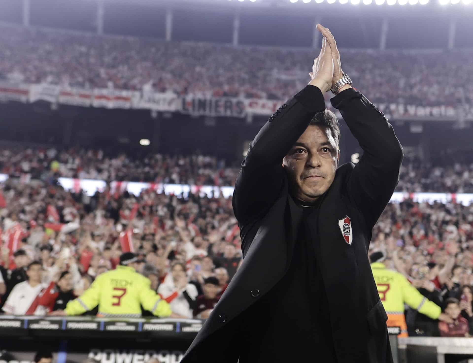 Fotografía de archivo del entrenador Marcelo Gallardo en un reciente partido donde recibió la ovación de los hinchas de River Plate. EFE/ Juan Ignacio Roncoroni