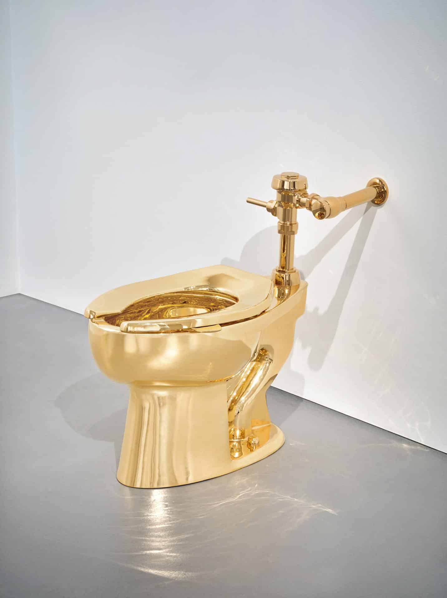 Fotografía cedida por Sotheby's de la escultura titulada 'America' del artista italiano Maurizio Cattelan que fue adquirida por "una famosa marca estadounidense" durante una subasta este martes en la sede de la casa en Nueva York (Estados Unidos). EFE/Sotheby's /SOLO USO EDITORIAL /NO VENTAS /SOLO DISPONIBLE PARA ILUSTRAR LA NOTICIA QUE ACOMPAÑA /CRÉDITO OBLIGATORIO