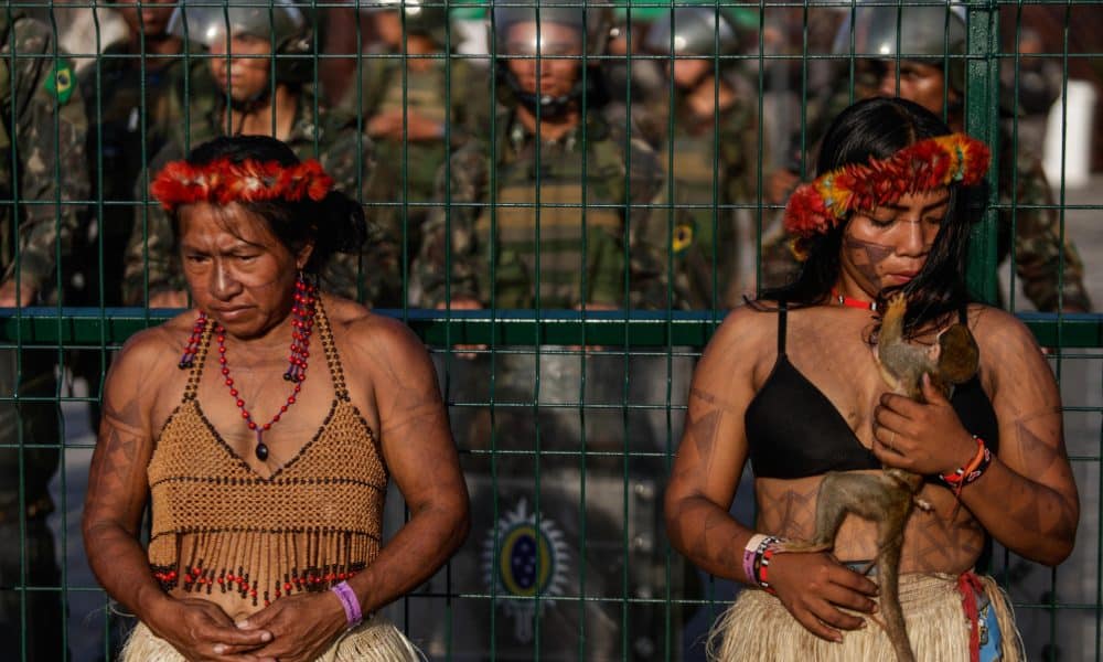 Indígenas del grupo étnico Munduruku protestan frente a la entrada de la Zona Azul de la COP30, en Belém (Brasil). EFE/Fraga Alves