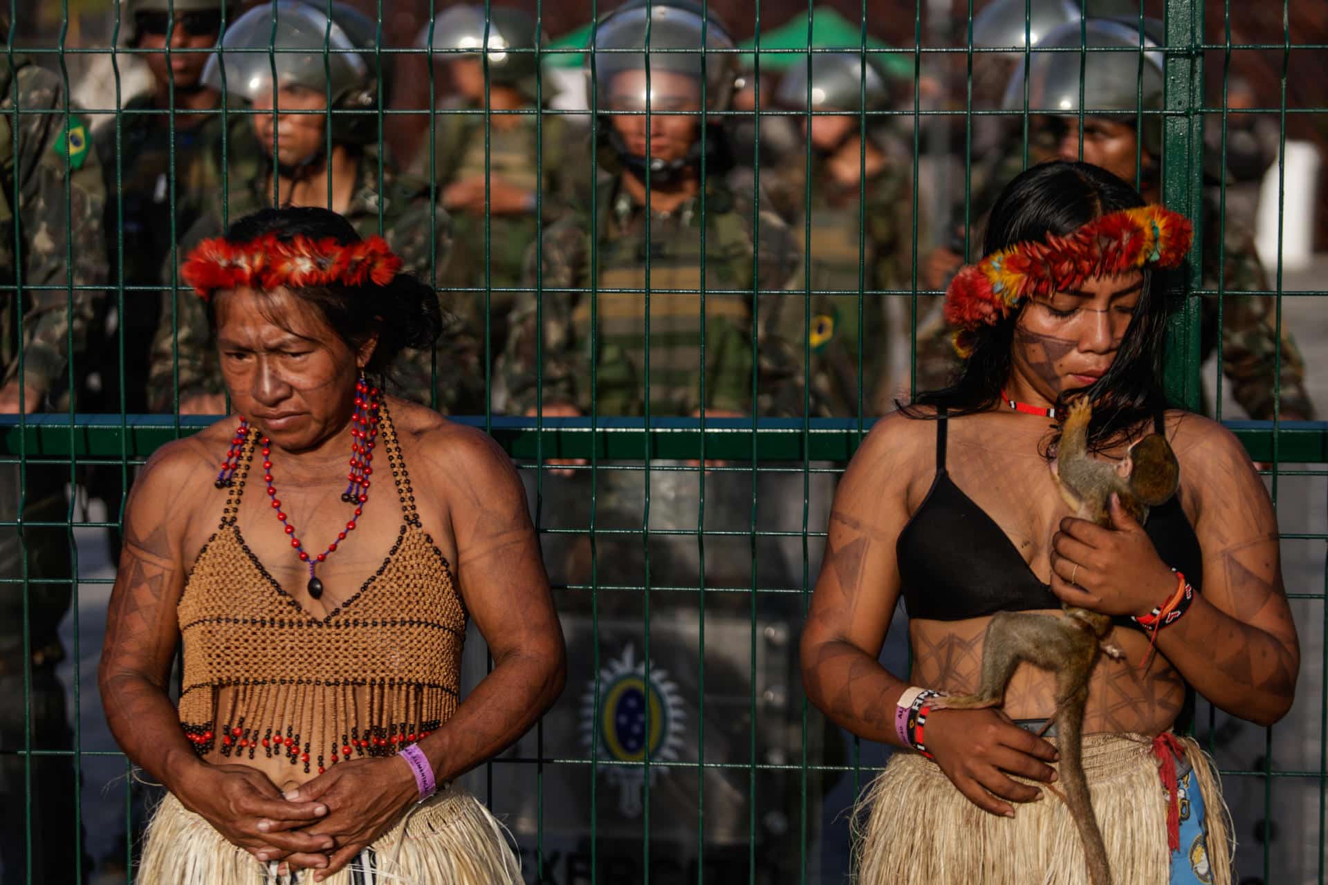 Indígenas del grupo étnico Munduruku protestan frente a la entrada de la Zona Azul de la COP30, en Belém (Brasil). EFE/Fraga Alves