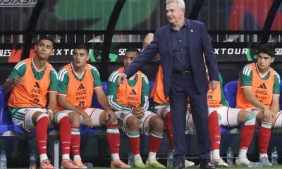 El entrenador de México Javier Aguirre da indicaciones este martes, en un partido amistoso entre México y Paraguay en el Alamodome en San Antonio (Estados Unidos). EFE/ Carlos Ramírez