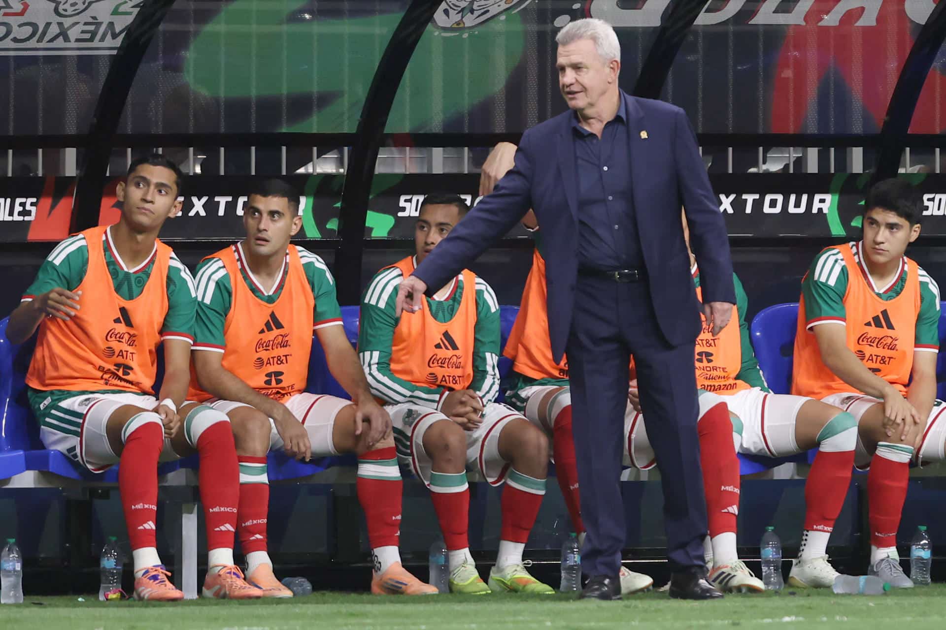 El entrenador de México Javier Aguirre da indicaciones este martes, en un partido amistoso entre México y Paraguay en el Alamodome en San Antonio (Estados Unidos). EFE/ Carlos Ramírez