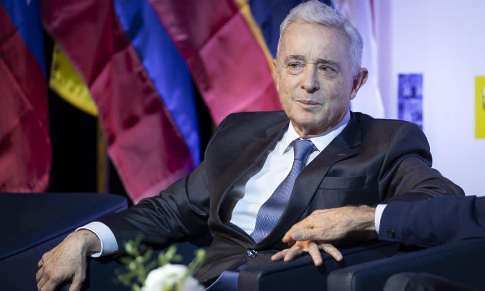 El expresidente de Colombia, Álvaro Uribe, reacciona durante el X Diálogo Presidencial sobre 'Latinoamérica y el fin de sus dictaduras' organizado por el Grupo IDEA este miércoles, en la universidad de Miami Dade College (MDC), en Miami (EE.UU.). EFE/ Marco Bello