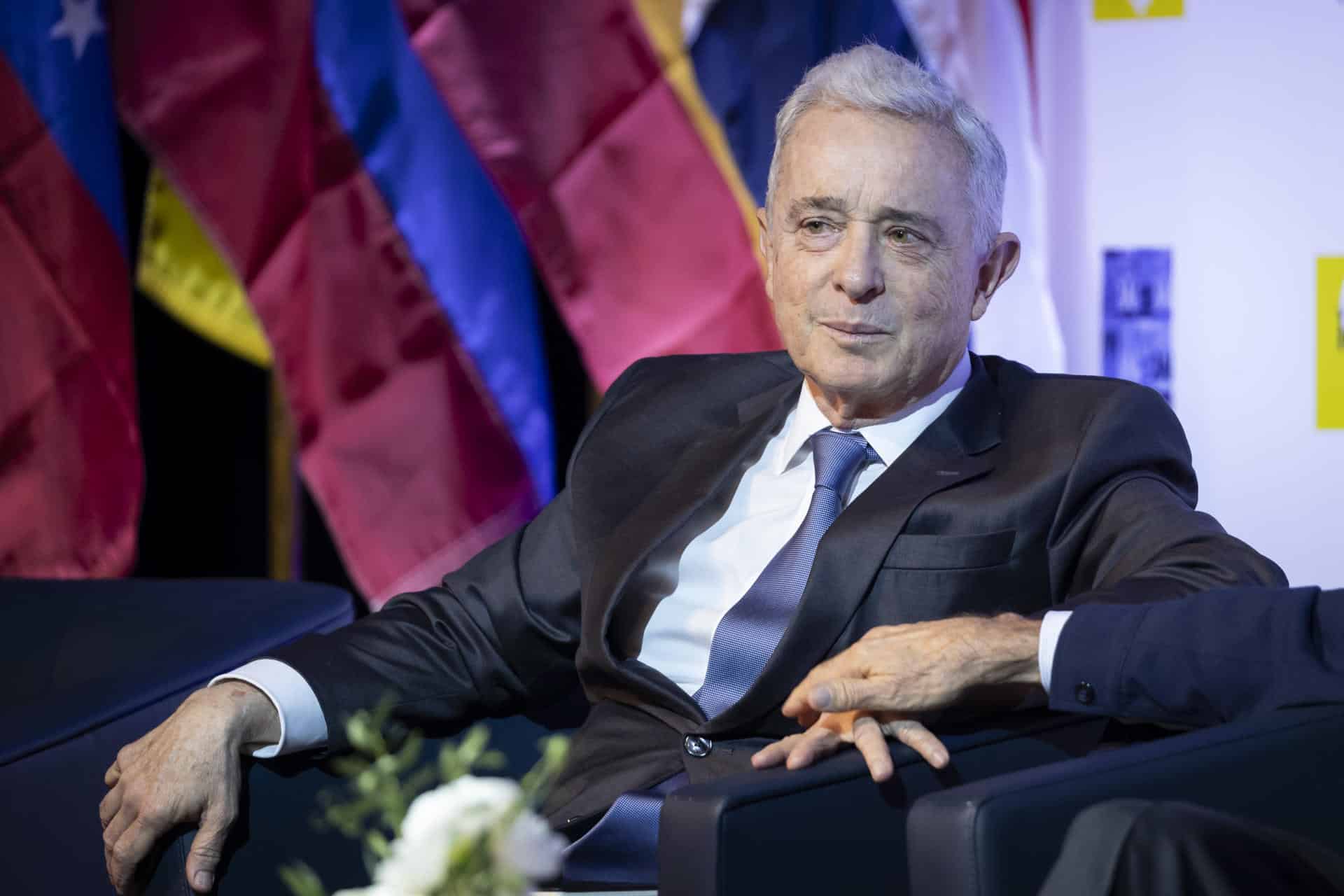 El expresidente de Colombia, Álvaro Uribe, reacciona durante el X Diálogo Presidencial sobre 'Latinoamérica y el fin de sus dictaduras' organizado por el Grupo IDEA este miércoles, en la universidad de Miami Dade College (MDC), en Miami (EE.UU.). EFE/ Marco Bello
