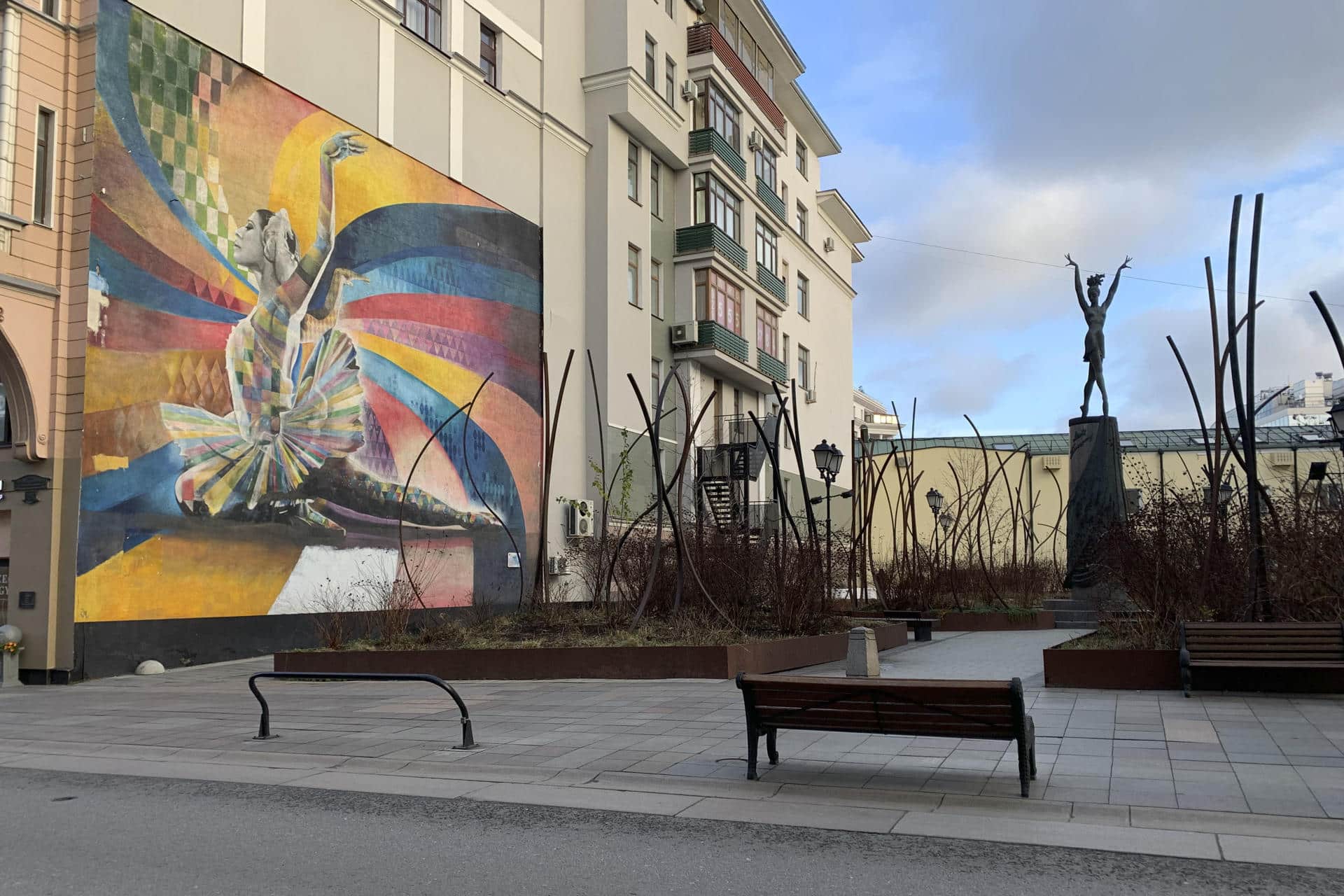 Plazoleta de Maya Plisétskaya cerca del Teatro Bolshói en Moscú. Rusia rinde homenaje a la memoria de la legendaria bailarina Maya Plisétskaya, bautizada por sus contemporáneos como el 'gran cisne' del ballet, con conciertos y otros actos conmemorativos, con ocasión del centenario de su nacimiento. 
EFE/ Anush Janbabian