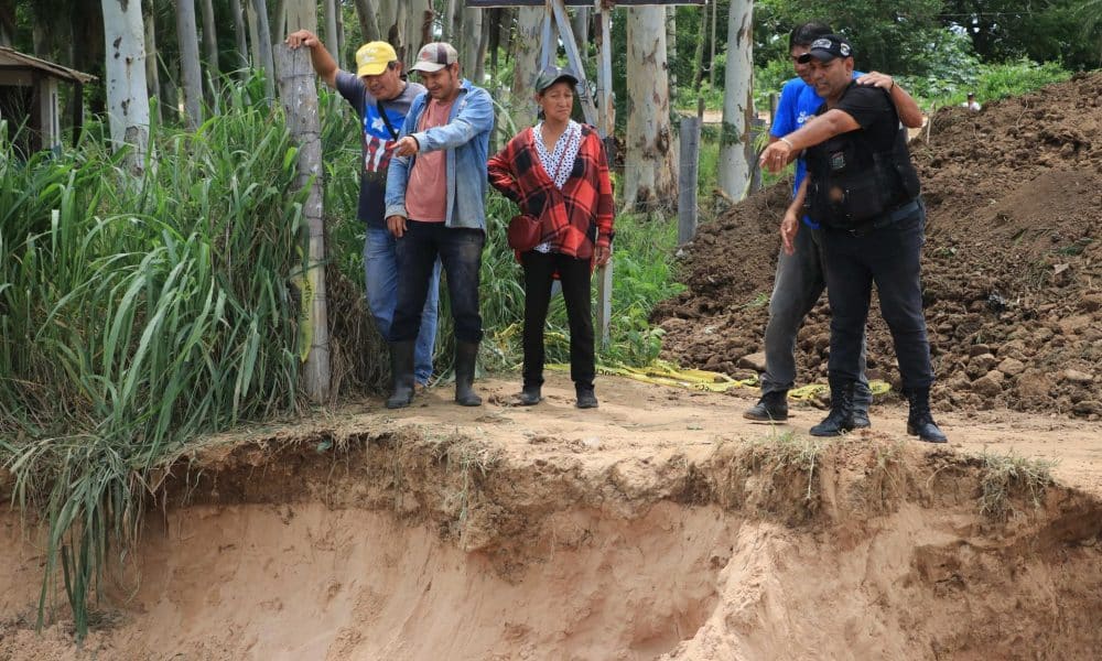 Personas observan una plataforma de un puente que colapsó tras las intensas lluvias este martes, en Santa Cruz (Bolivia). EFE/ Juan Carlos Torrejon