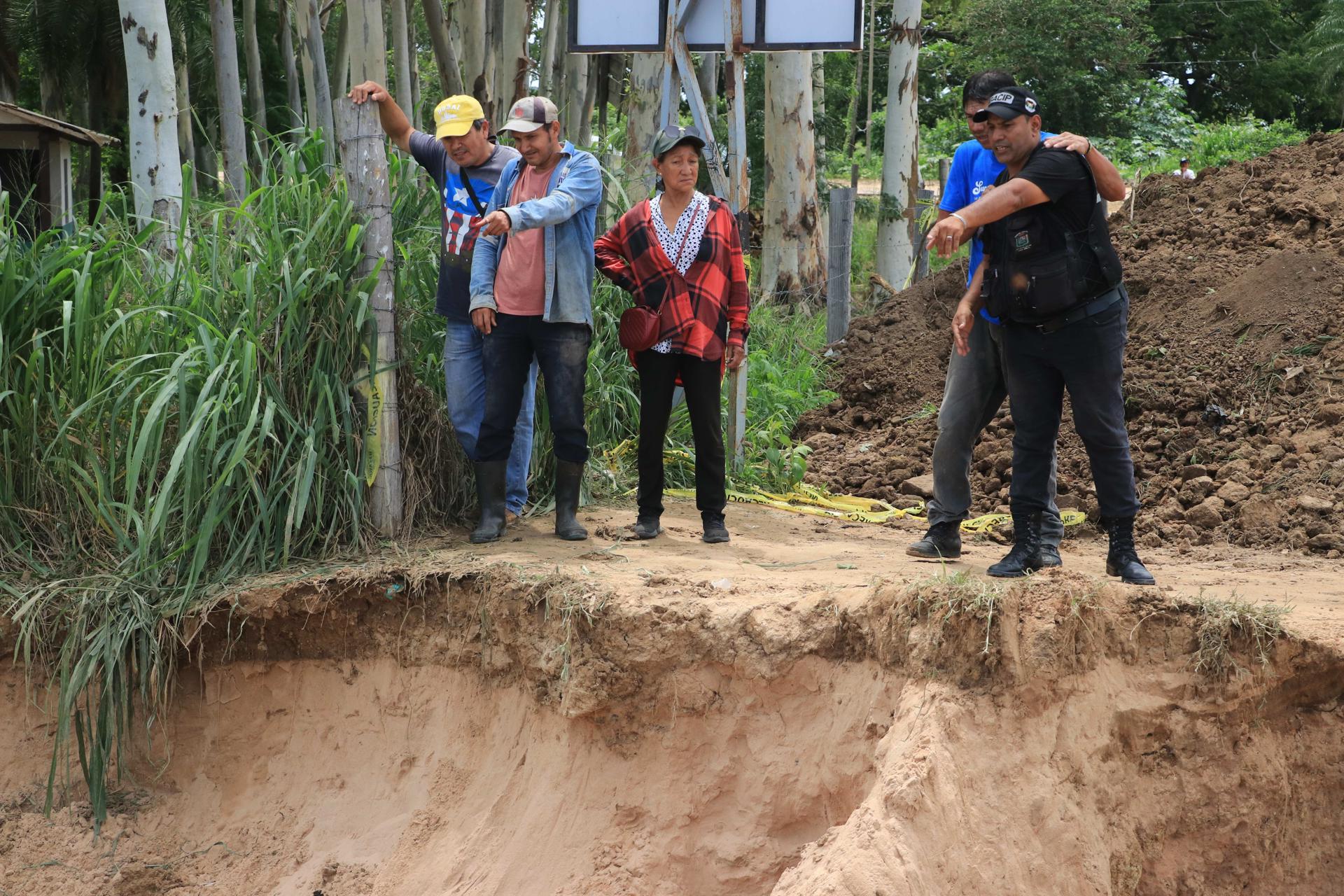 Personas observan una plataforma de un puente que colapsó tras las intensas lluvias este martes, en Santa Cruz (Bolivia). EFE/ Juan Carlos Torrejon