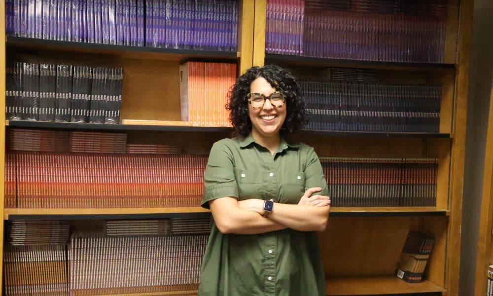 La directora de La Editorial Bilingüe de la Universidad Estatal de Arizona (ASU), Anita Huízar-Hernández, posa para EFE durante una entrevista realizada el viernes 14 de noviembre en Tucson, Arizona.  EFE/María León