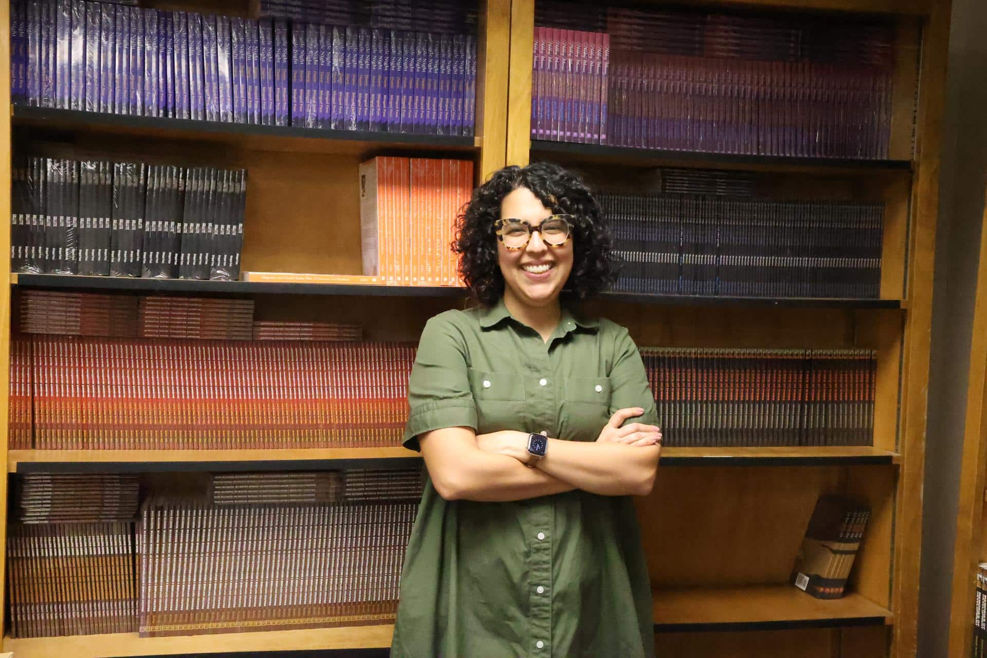 La directora de La Editorial Bilingüe de la Universidad Estatal de Arizona (ASU), Anita Huízar-Hernández, posa para EFE durante una entrevista realizada el viernes 14 de noviembre en Tucson, Arizona.  EFE/María León