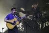 El solista de la banda británica de folck Mumford & Sons, Marcus Mumford, durante su actuación en Barcelona en el único concierto en España de su gira europea, para presentar su último trabajo, Rushmere, donde repasa los temas emblemáticos que los situaron como una de las bandas más interesantes de la década pasada. EFE/Quique García

