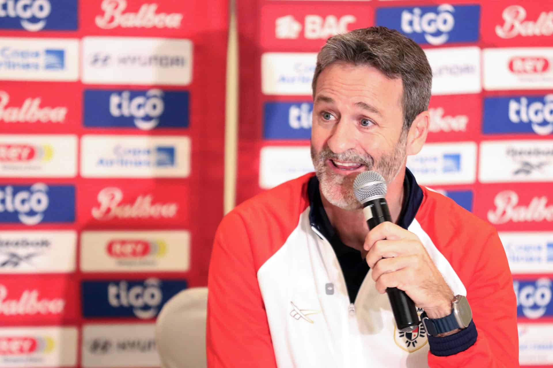 El seleccionador de Panamá, Thomas Christiansen, habla durante una rueda de prensa este miércoles, en Ciudad de Guatemala. EFE/Fernando Ruiz