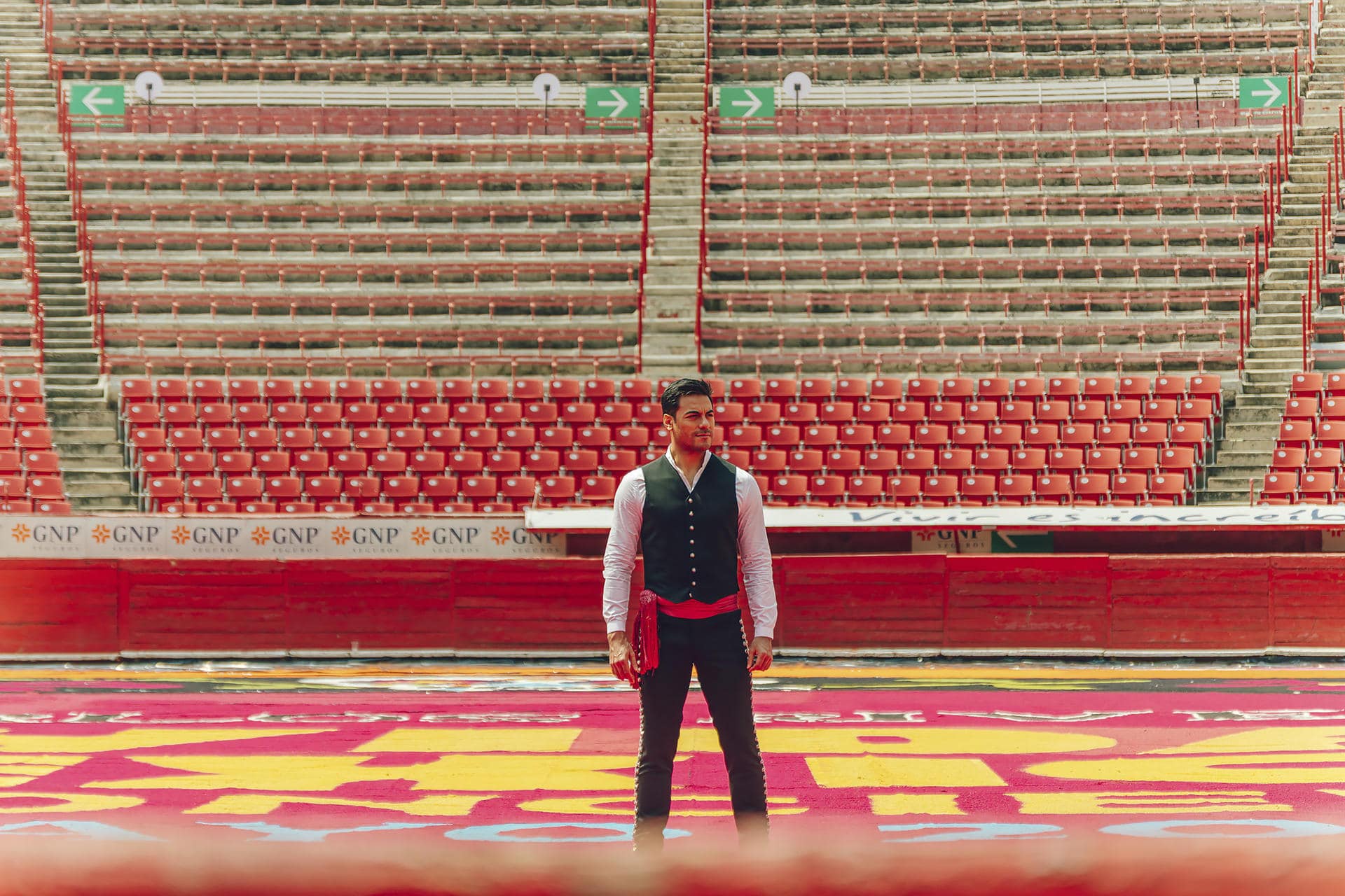 Fotografía cedida este lunes por la Sony Music del cantante mexicano Carlos Rivera, posando en la Plaza de Toros México, en Ciudad de México (México). EFE/ Sony Music /SOLO USO EDITORIAL/ NO VENTAS/ SOLO DISPONIBLE PARA ILUSTRAR LA NOTICIA QUE ACOMPAÑA (CRÉDITO OBLIGATORIO)