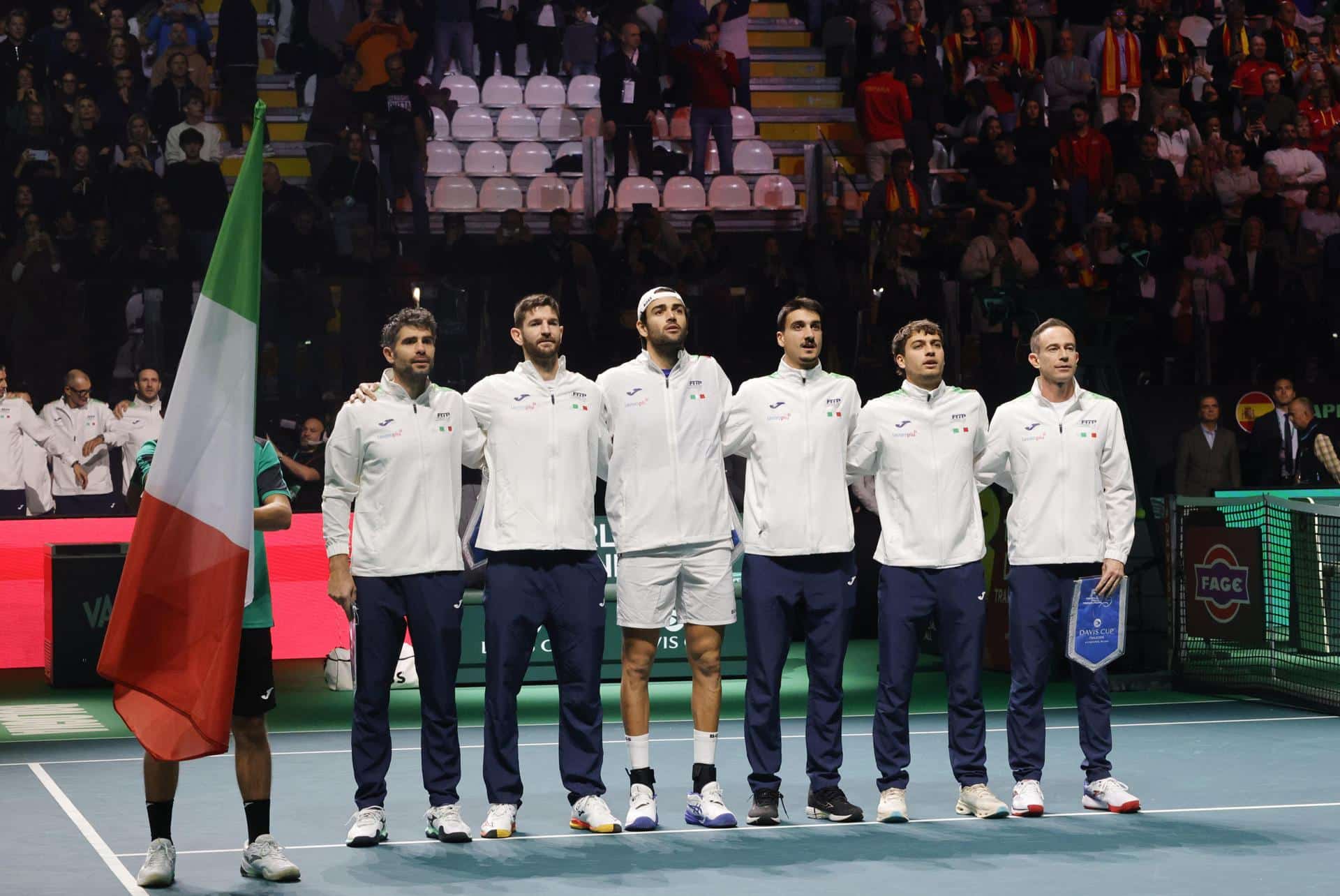 El equipo italiano tras el segundo partido de la final de la Copa Davis disputada en el Fiere Exhibition Centre de Bolonia, Italia. EFE/EPA/SERENA CAMPANINI