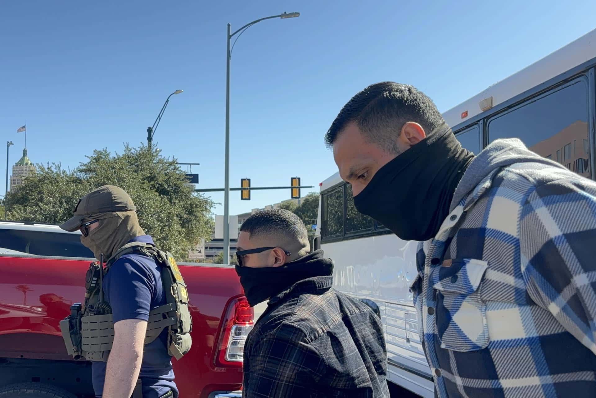 Agentes del Servicio de Inmigración y Control de Aduanas (ICE) esperan afuera de la corte este miércoles, en de San Antonio, Texas (Estados Unidos). EFE/ Alejandra Arredondo