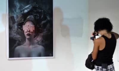 Una mujer observa una obra durante una exposición este miércoles, en la Oficina Nacional de Diseño Industrial en La Habana (Cuba). EFE/ Ernesto Mastrascusa
