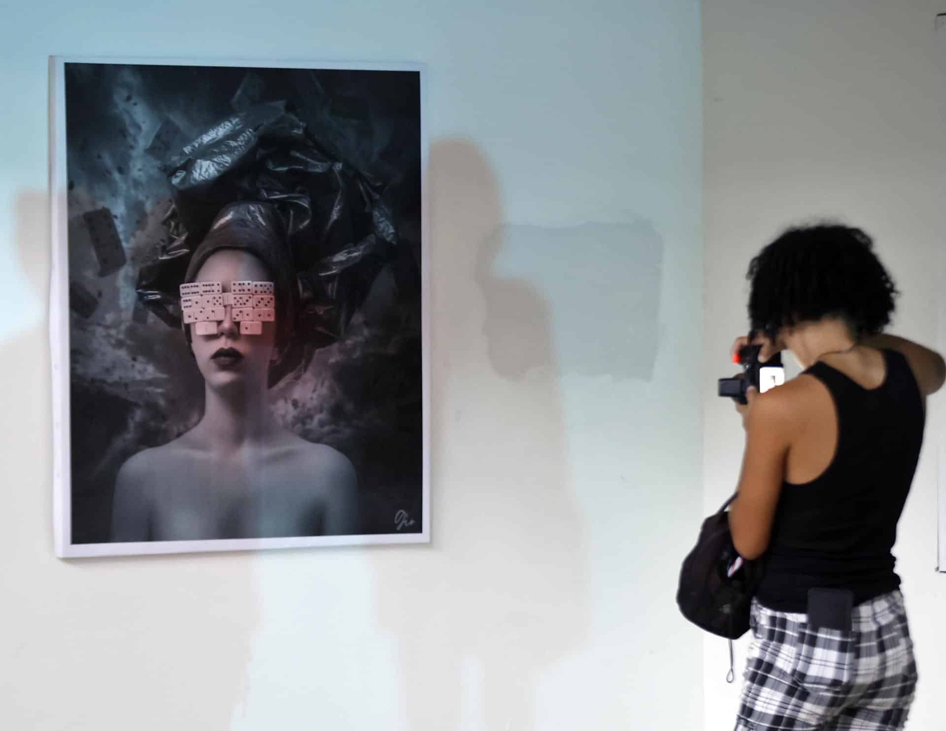 Una mujer observa una obra durante una exposición este miércoles, en la Oficina Nacional de Diseño Industrial en La Habana (Cuba). EFE/ Ernesto Mastrascusa
